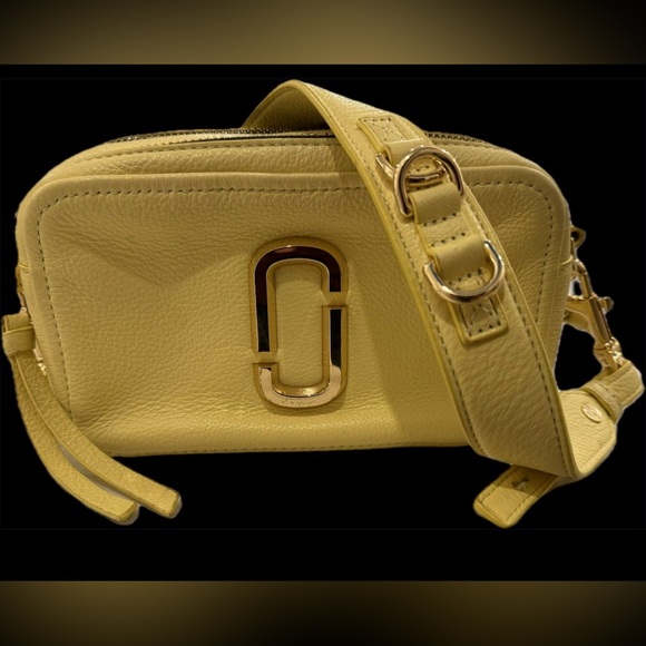 Marc Jacobs Handbags - AUTHENTIC Marc Jacobs The Softshot Crossbody in Meringue Natural Grain Leather